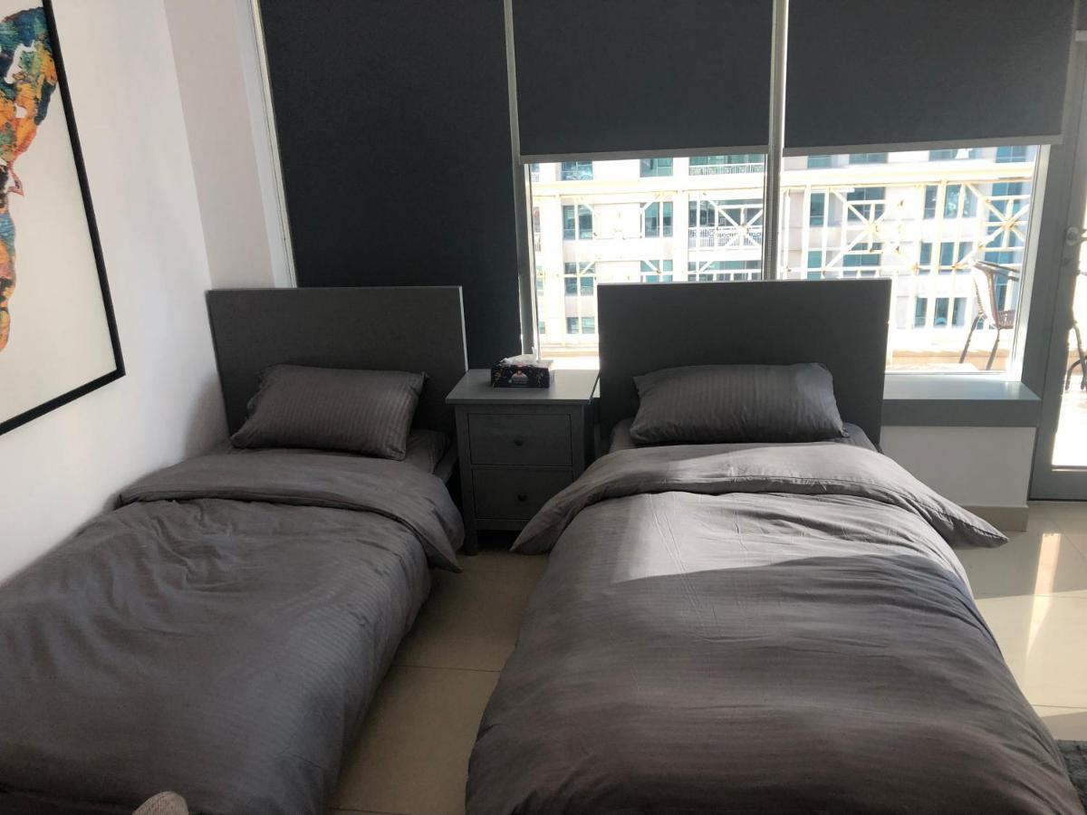 Downtown Boulevard One Bedroom Apt In 29 Blvd غرفة وصالة Burj & Fountain View Master Bedroom Plus 2 Single Beds In Living Room Dubai Exterior foto